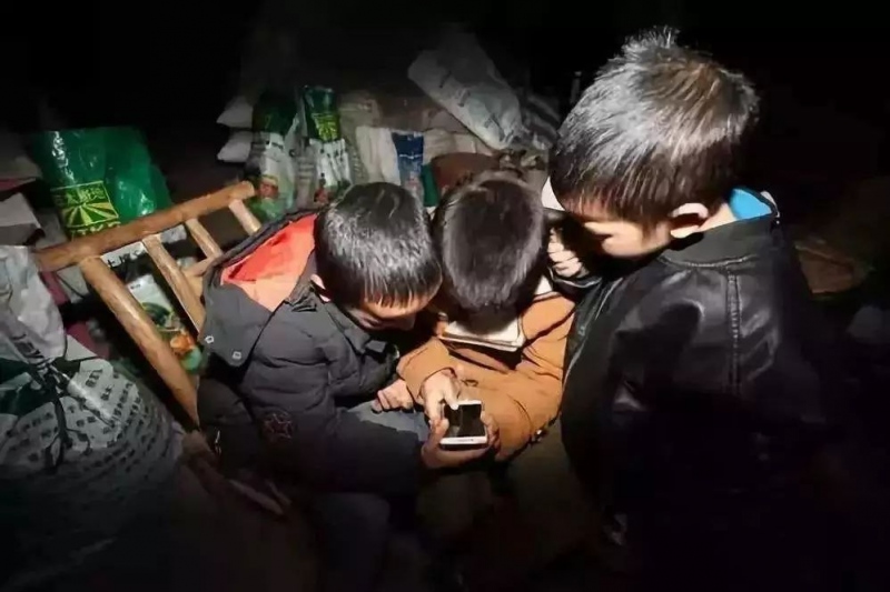 创造一家人生活在一起的条件才能让农村娃摆脱手机